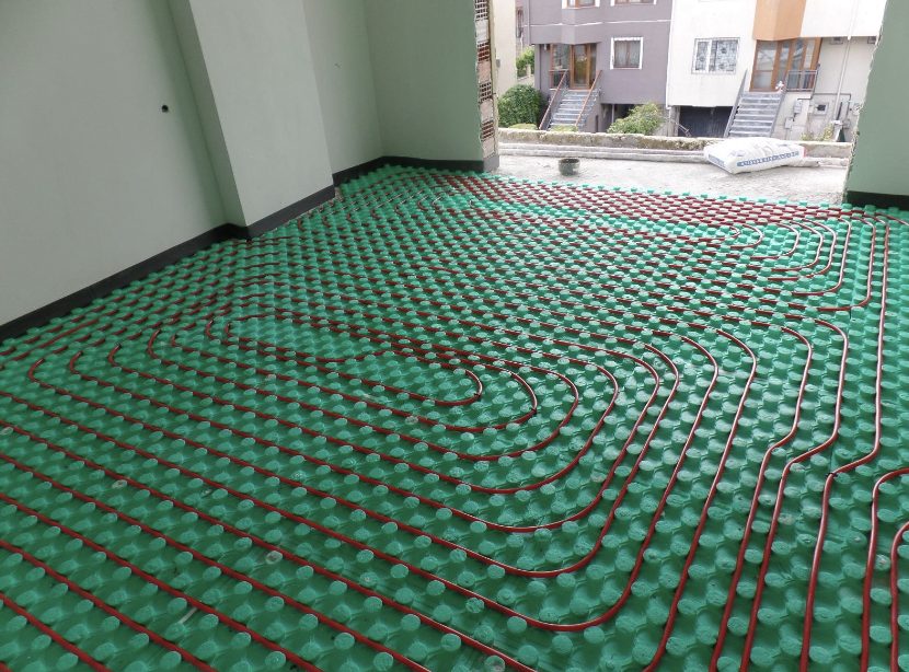 Yerden ısıtma sistemlerinde kullanılan EPS modülasyon paneli boru yataklı yapı